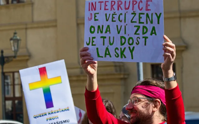 FOTO: Pískot i zásah policie. Pochod pro život v Praze opět rozvířil emoce