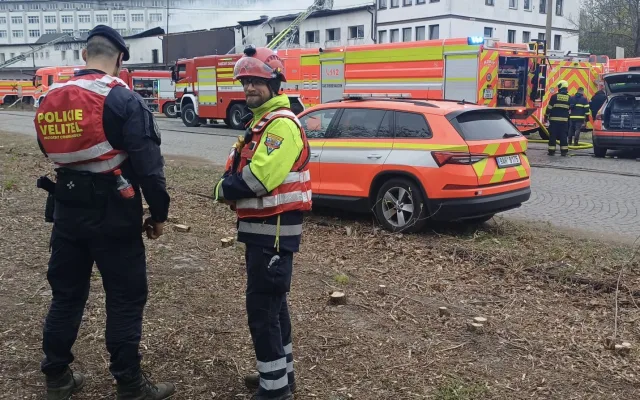 Na Žižkově hořela ubytovna, hasiči zachránili lidi pomocí žebříků
