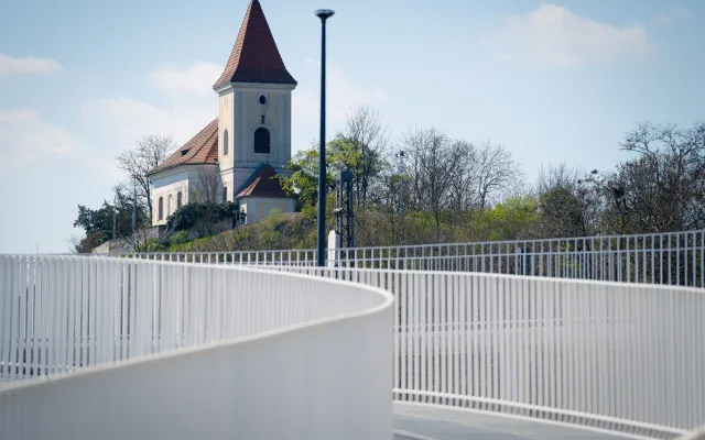 FOTO: Pilíř mezi domy, zátiší s kostelem. Prohlédněte si Dvorecký most očima architekta