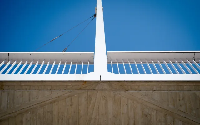 FOTO: Pilíř mezi domy, zátiší s kostelem. Prohlédněte si Dvorecký most očima architekta