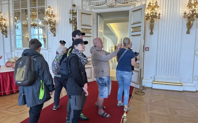 Hrad si přišly zdarma prohlédnout tisíce lidí, zklamal je ale chybějící prezident
