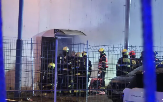 Na střelnici na Černém Mostě začalo hořet, kouř zastavil provoz metra