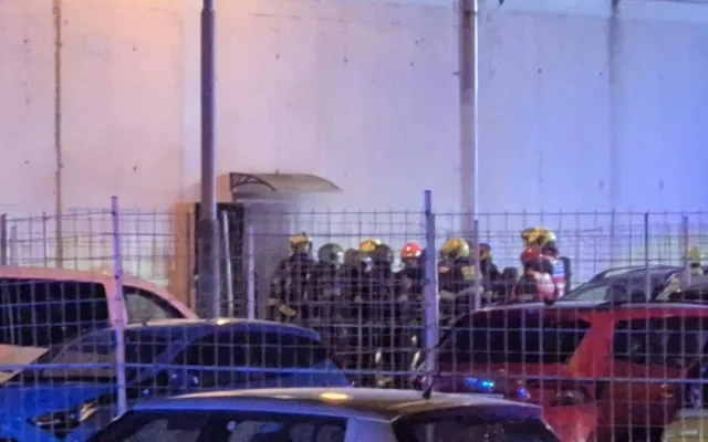 Na střelnici na Černém Mostě začalo hořet, kouř zastavil provoz metra