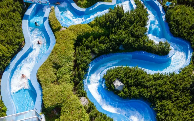 Aquapalace Praha, to je víc než zábava - srdce regionu a místo, kde to žije