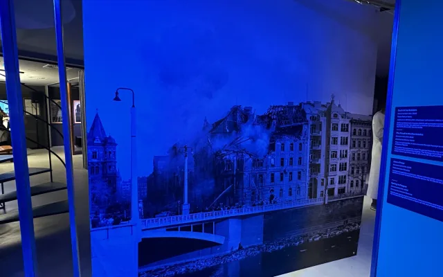 FOTO, VIDEO: Výstava připomíná 30 let Tančícího domu. Ukáže nové fotky i obří model