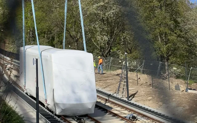 Nové vozy petřínské lanovky už instalují na trať, v provozu budou na podzim