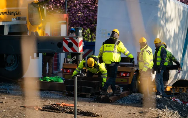 FOTO: Nové vozy petřínské lanovky už instalují na trať, v provozu budou na podzim