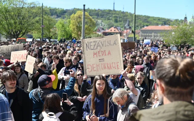 Média nedáme. Studenti vyrazili protestovat před ministerstvo kultury