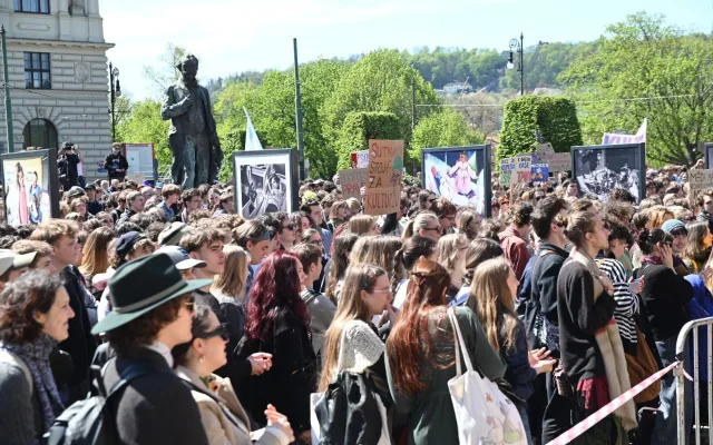 Média nedáme. Studenti vyrazili protestovat před ministerstvo kultury