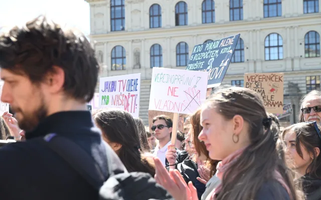 Média nedáme. Studenti vyrazili protestovat před ministerstvo kultury