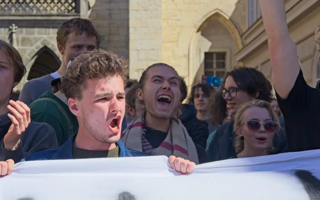OBRAZEM: Nespokojení studenti, Hřib proti Ševčíkovi. Akce na podporu médií přilákala stovky lidí