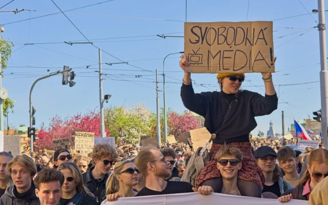 OBRAZEM: Nespokojení studenti, Hřib proti Ševčíkovi. Akce na podporu médií přilákala stovky lidí