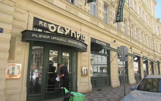 Myší bobky, plíseň, špína. Kuchyň Kolkovny na Malé Straně na místě zavřeli
