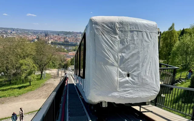 Nové vozy už zkouší lanovou dráhu na Petříně. Zatím jen v rámci servisních jízd