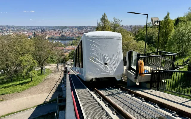 Nové vozy už zkouší lanovou dráhu na Petříně. Zatím jen v rámci servisních jízd