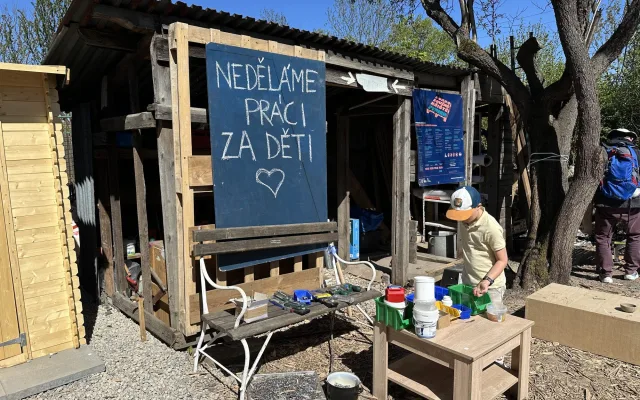Tady se s bolístkami počítá. První stálé dobrodružné hřiště láká tisíce dětí