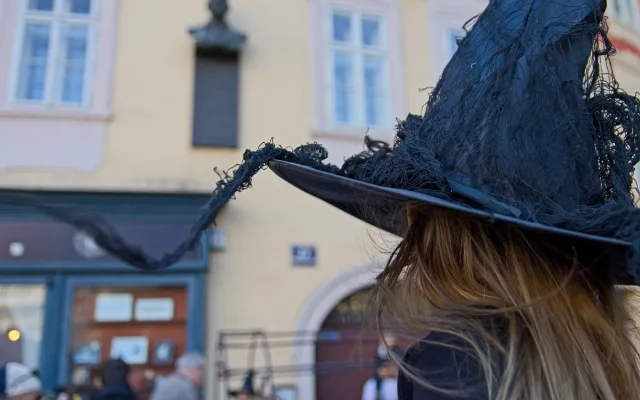 OBRAZEM: Bubny, masky a plameny na Kampě. Malá Strana ožila filipojakubskou nocí
