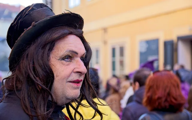 OBRAZEM: Bubny, masky a plameny na Kampě. Malá Strana ožila filipojakubskou nocí