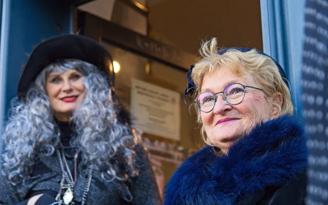 OBRAZEM: Bubny, masky a plameny na Kampě. Malá Strana ožila filipojakubskou nocí