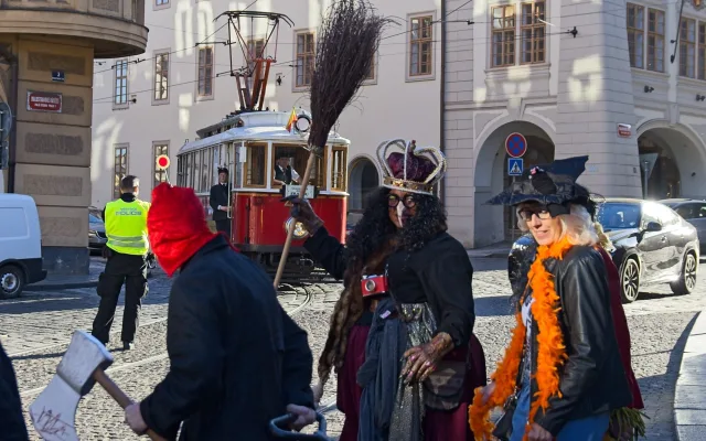 OBRAZEM: Bubny, masky a plameny na Kampě. Malá Strana ožila filipojakubskou nocí