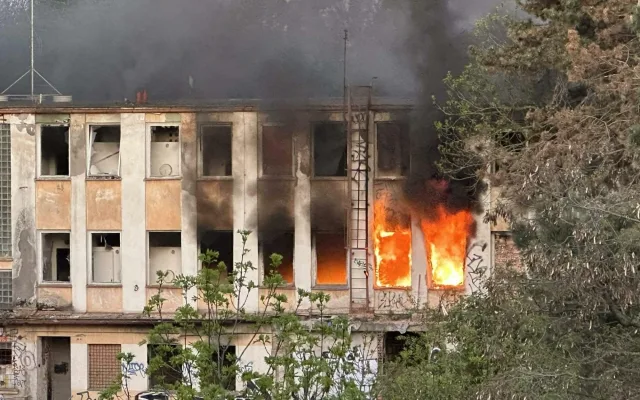FOTO: Na Žižkově hořel squat. Hasiči z vybydlené budovy zachránili pět lidí