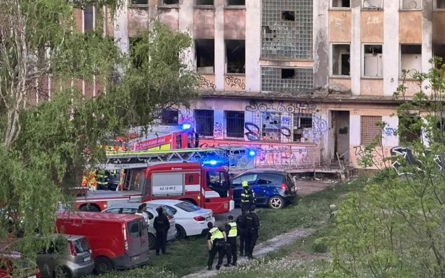 FOTO: Na Žižkově hořel squat. Hasiči z vybydlené budovy zachránili pět lidí