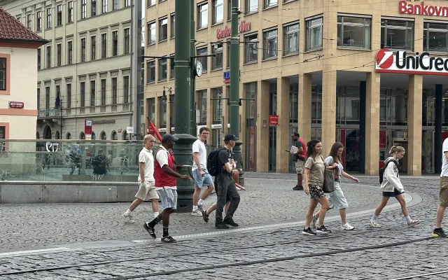 Opravdový konec deštníkářů v centru Prahy? Radní kvůli nim změnili tržní řád