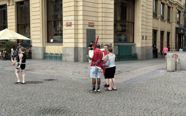 Opravdový konec deštníkářů v centru Prahy? Radní kvůli nim změnili tržní řád