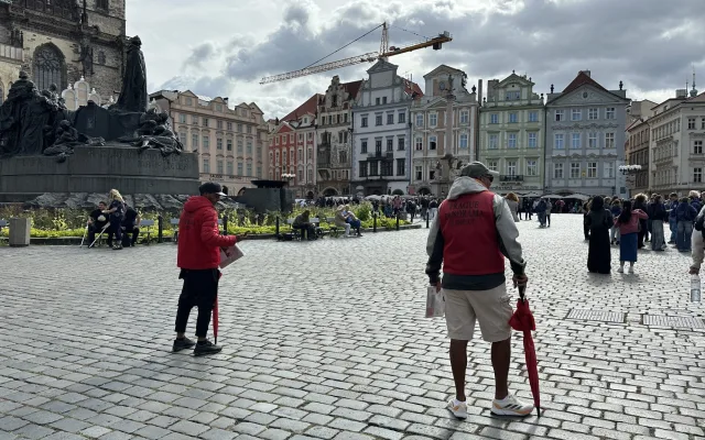 Opravdový konec deštníkářů v centru Prahy? Radní kvůli nim změnili tržní řád
