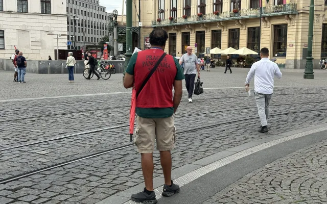 Opravdový konec deštníkářů v centru Prahy? Radní kvůli nim změnili tržní řád