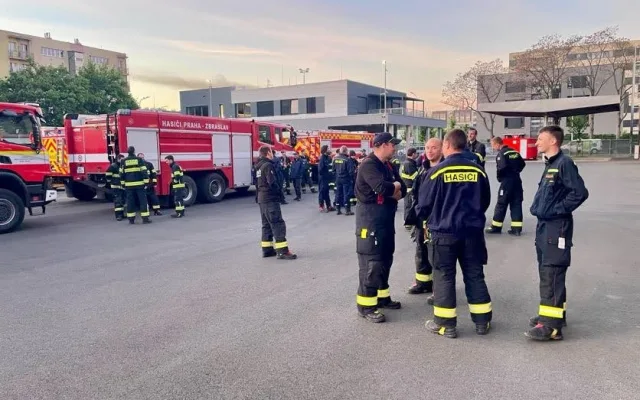 S požárem v Českém Švýcarsku bojují i hasiči z Prahy. Většina je z dobrovolných jednotek