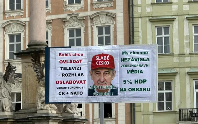 FOTO,VIDEO: Ruce pryč od médií. Za jejich nezávislost demonstrují bubeníci i rytíři