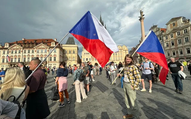 FOTO,VIDEO: Ruce pryč od médií. Za jejich nezávislost demonstrují bubeníci i rytíři