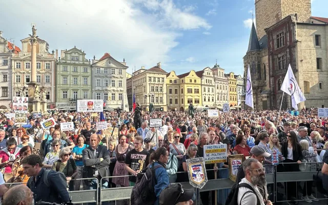 FOTO,VIDEO: Ruce pryč od médií. Za jejich nezávislost demonstrují bubeníci i rytíři