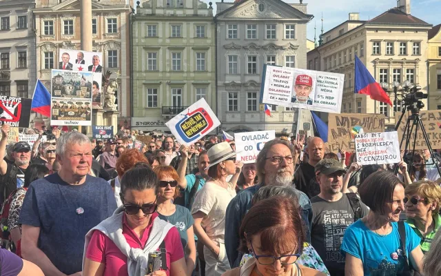 FOTO,VIDEO: Ruce pryč od médií. Za jejich nezávislost demonstrují bubeníci i rytíři