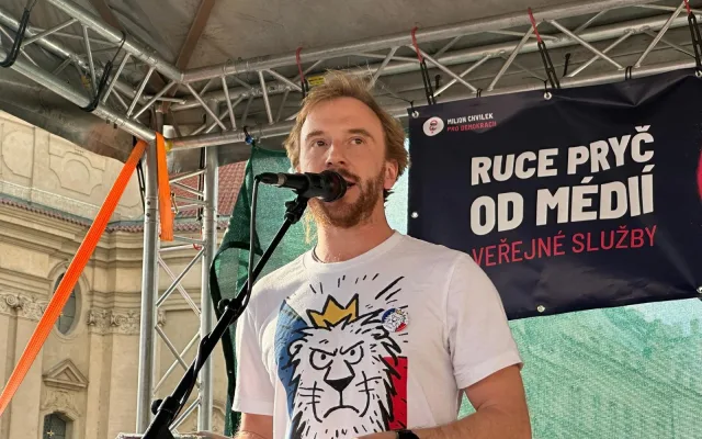 FOTO,VIDEO: Ruce pryč od médií. Za jejich nezávislost demonstrují bubeníci i rytíři