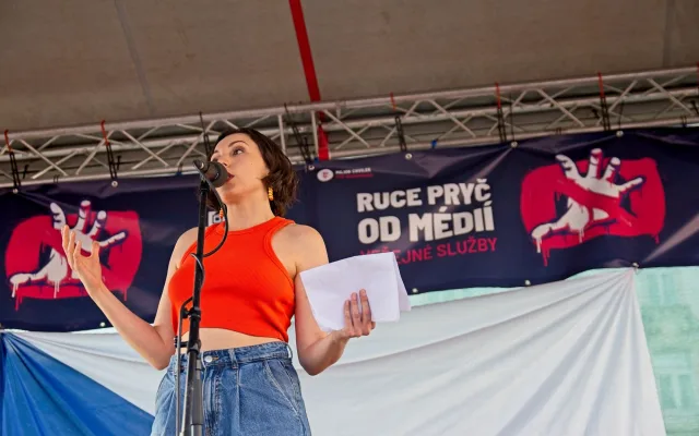 OBRAZEM: Český rozhlas nedáme. Na podporu médií vyšly do ulic Prahy tisíce lidí
