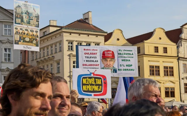 OBRAZEM: Český rozhlas nedáme. Na podporu médií vyšly do ulic Prahy tisíce lidí