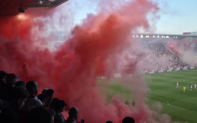 Fanoušci vběhnutím na hřiště přerušili derby a napadli hráče. Zápas se nedohrál