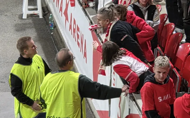 Fanoušci vběhnutím na hřiště přerušili derby a napadli hráče. Zápas se nedohrál