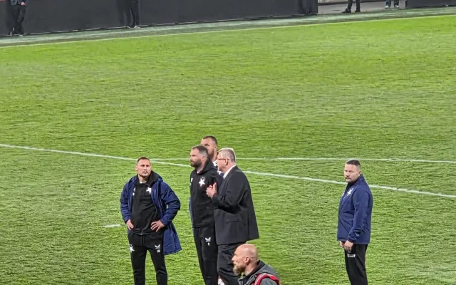 Fanoušci vběhnutím na hřiště přerušili derby a napadli hráče. Zápas se nedohrál
