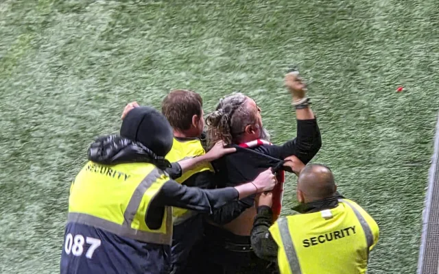 Fanoušci vběhnutím na hřiště přerušili derby a napadli hráče. Zápas se nedohrál