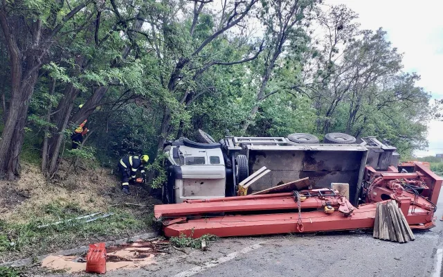 Na Strakonické se převrátil náklaďák, vyprošťovací práce blokovaly cestu do Prahy
