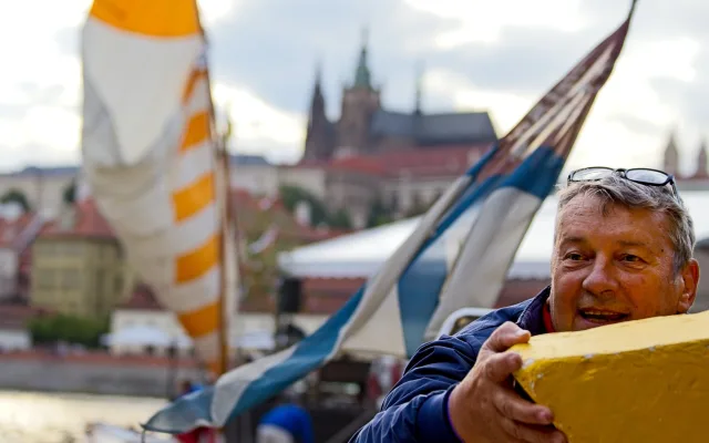 FOTO: Karlův most ožil barokními slavnostmi Navalis. Zakončen byl koncertem na Vltavě