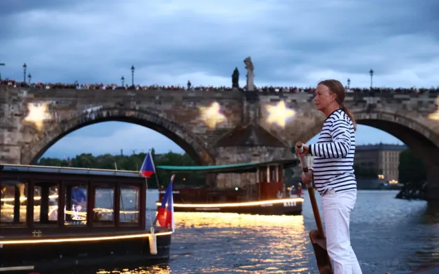 FOTO: Karlův most ožil barokními slavnostmi Navalis. Zakončen byl koncertem na Vltavě