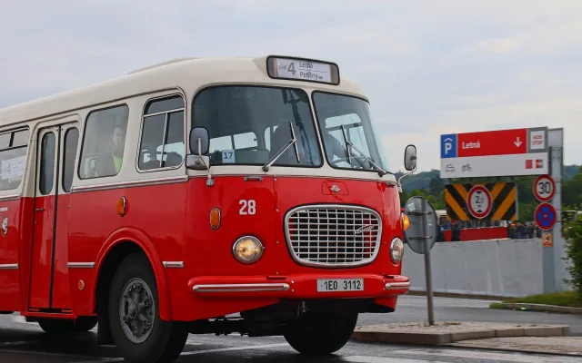 FOTO: Autobusový den PID na Letné přilákal fanoušky historických i moderních autobusů
