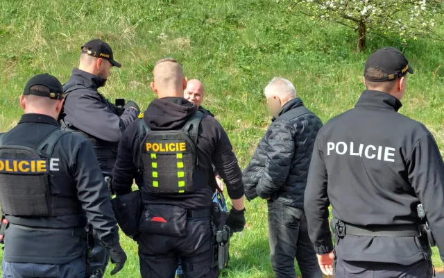 Muž vykradl kasičku lesního baru na Jesenicku, dopadli ho pražští policisté na výletě