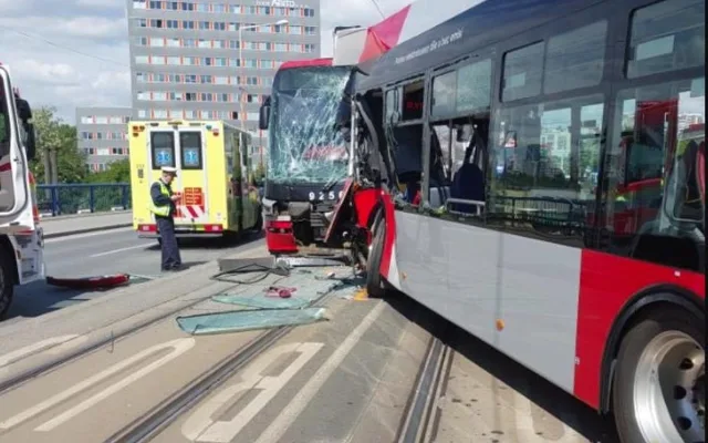 V Praze se srazila tramvaj s autobusem. Patnáct lidí se zranilo, záchranáři vyhlásili traumaplán