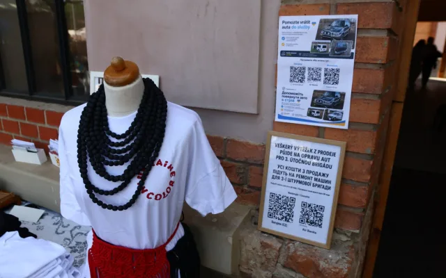 FOTO: Boršč, folklór a maskovací sítě. Holešovická tržnice ožívá ukrajinským Dnem vyšyvanky