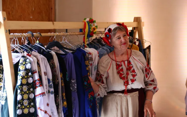 FOTO: Boršč, folklór a maskovací sítě. Holešovická tržnice ožívá ukrajinským Dnem vyšyvanky